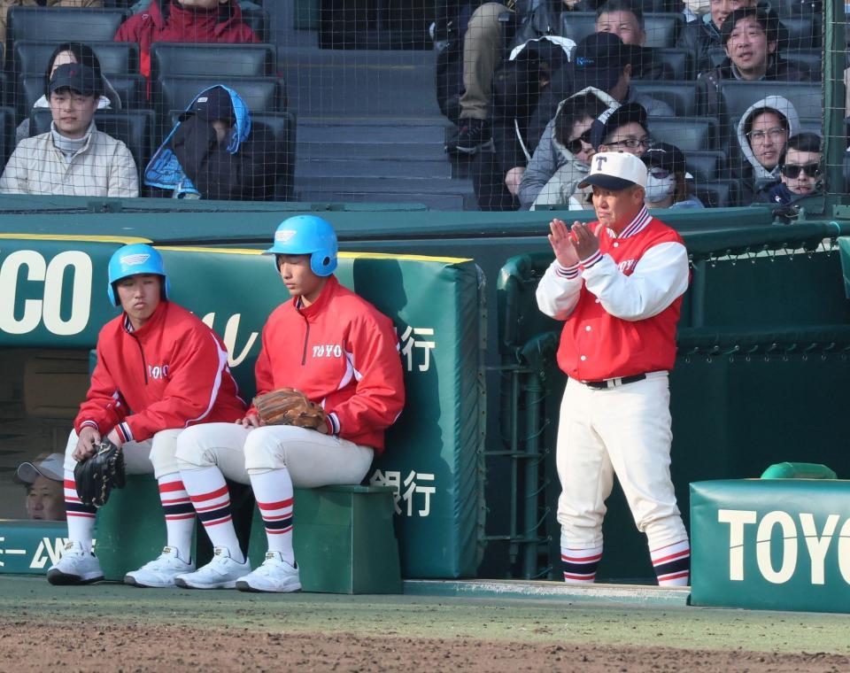 　５回、猛攻に拍手する東洋大姫路・岡田龍生監督（右）＝撮影・石井剣太郎