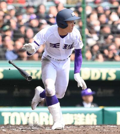 　２回、中飛に倒れる天理・赤埴（撮影・西田忠信）