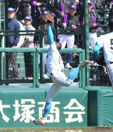 　７回、邪飛を好捕する山梨学院・萬場（撮影・西田忠信）