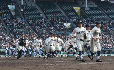 　試合に勝利し駆け出す広島商ナイン（撮影・石井剣太郎）