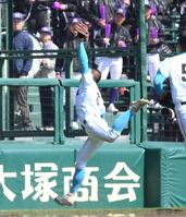 　７回、邪飛を好捕する山梨学院・萬場（撮影・西田忠信）