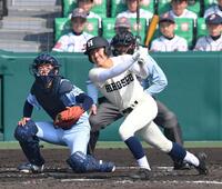 　３回、中前適時打を放つ広島商・中本拓志（撮影・西田忠信）