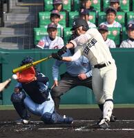 　１回、広島商・名越貴徳の二塁への打球が敵失となり先制する（撮影・西田忠信）