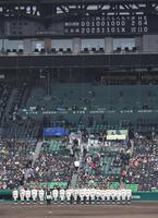 　横浜清陵に勝利し、校歌を歌う広島商ナイン（撮影・西田忠信）