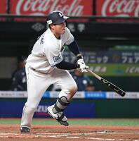 　６回、渡辺聖は右線に適時三塁打を放つ（撮影・佐藤厚）