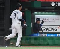 　６回、外崎の中前適時打で三走・渡辺（左）が生還。満足げな西口監督（撮影・佐藤厚）