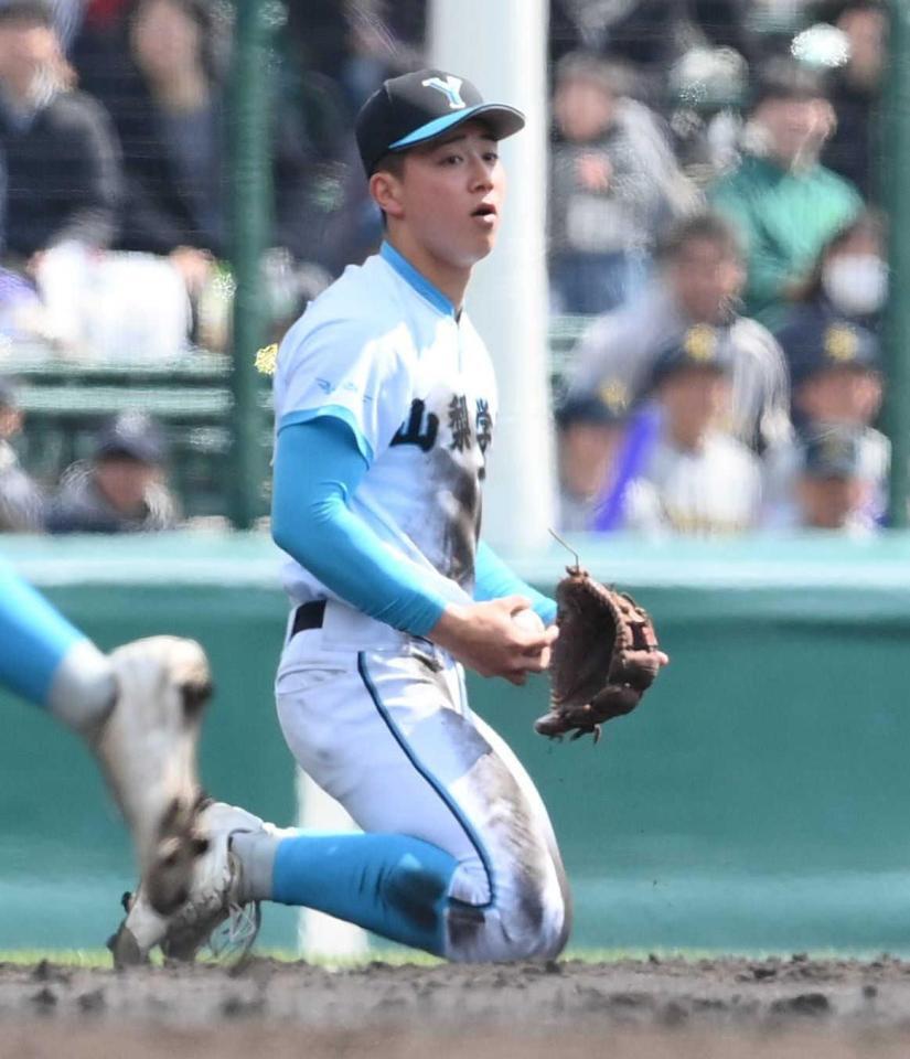 　１回には下坊の打球を好捕する萬場（撮影・西田忠信）