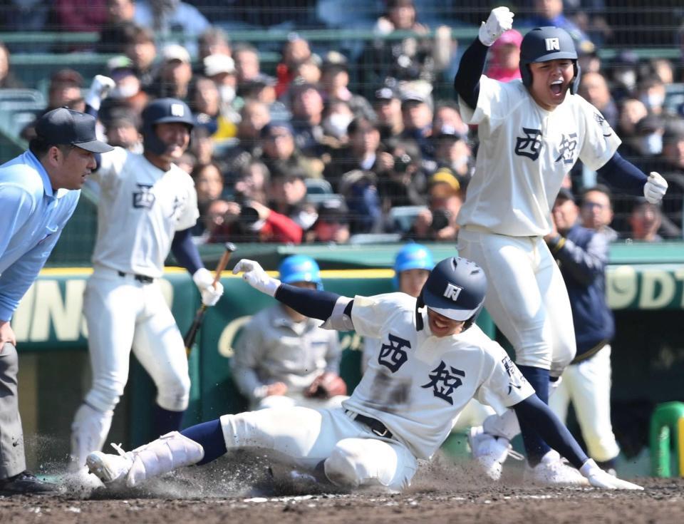 　７回、ランニング本塁打を放ち生還する西日本短大付・斉藤（中央）