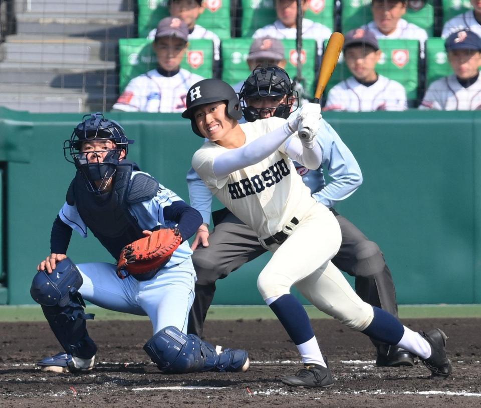 　３回、中前適時打を放つ広島商・中本拓志（撮影・西田忠信）