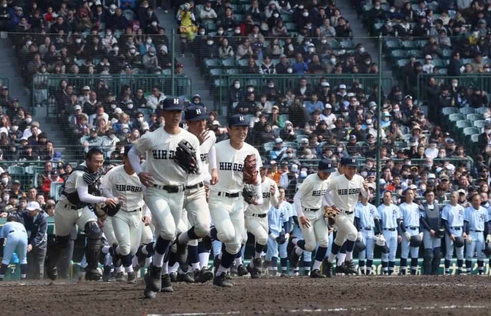 　試合に勝利し駆け出す広島商ナイン（撮影・石井剣太郎）