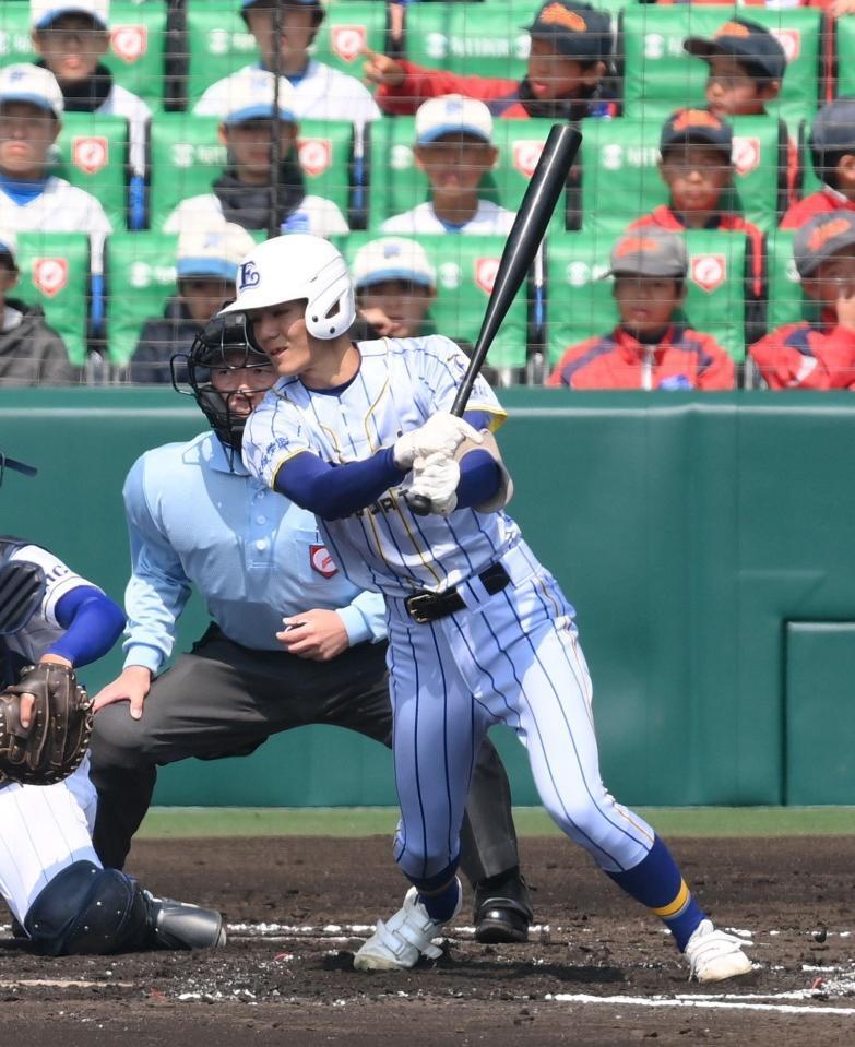 　２回、右前打を放つエナジックスポーツ・富盛恭太（撮影・西田忠信）