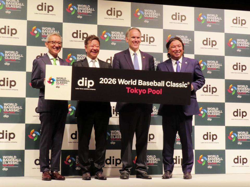 　２６年のＷＢＣ東京ラウンドのメインスポンサー発表会に出席した（右から）里崎智也氏、ＷＢＣジム・スモール氏、ディップ株式会社・冨田英揮代表取締役社長兼ＣＥＯ、白井一幸氏