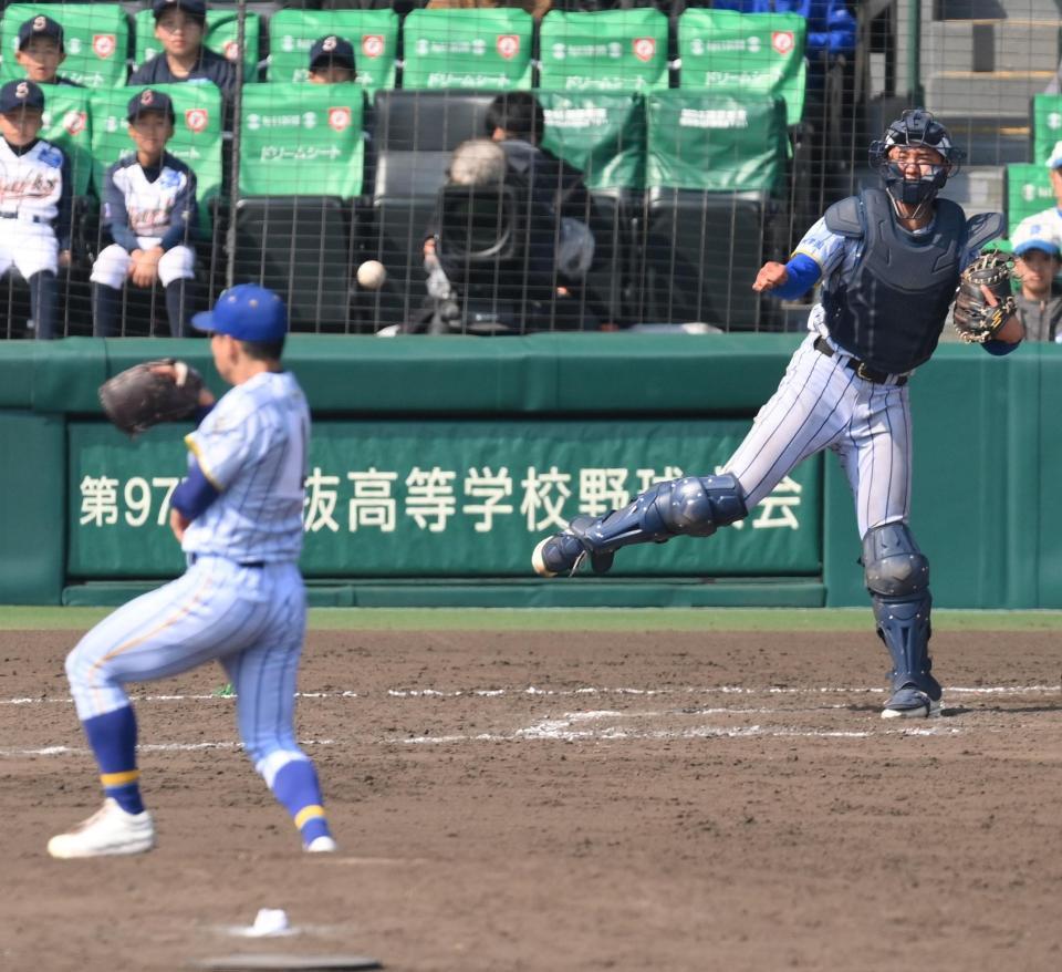 　９回、山城幹大（右）の二塁送球が直撃するエナジックスポーツ・久高颯（撮影・西田忠信）