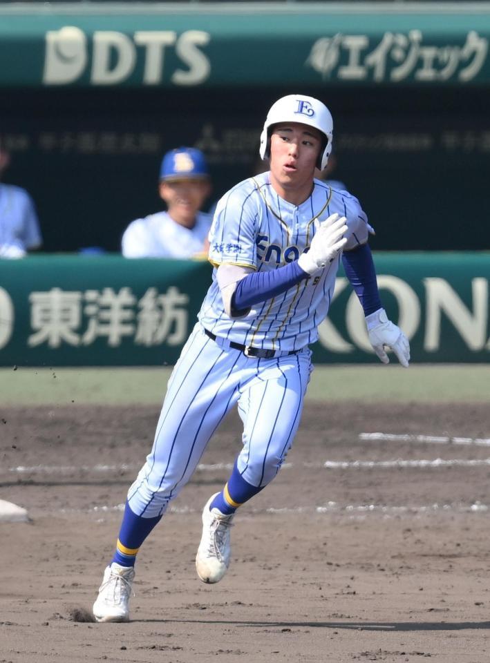 　７回、２点三塁打を放つエナジックスポーツ・久高颯（撮影・西田忠信）