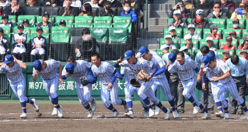 至学館に勝利し、スタンドへあいさつに行くエナジックスポーツナイン＝甲子園（撮影・西田忠信）