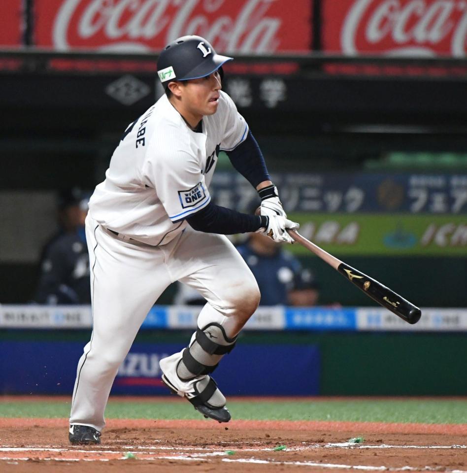 　６回、渡辺聖は右線に適時三塁打を放つ（撮影・佐藤厚）