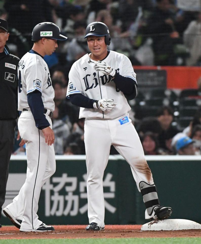 　６回、渡辺聖は右線に適時三塁打を放つ（撮影・佐藤厚）