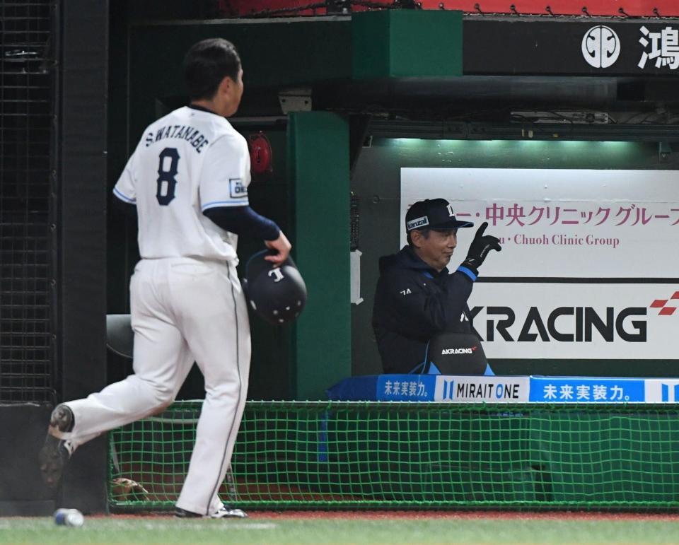 　６回、外崎の中前適時打で三走・渡辺（左）が生還。満足げな西口監督（撮影・佐藤厚）