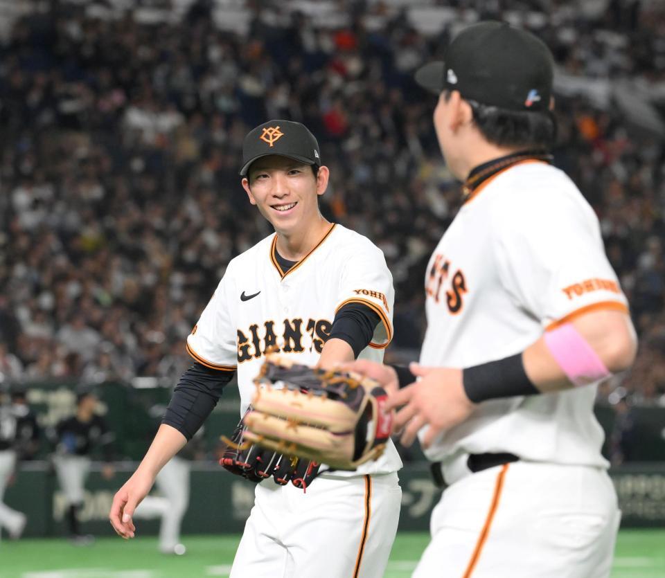 　３回、ファインプレーを見せた丸（右）に笑顔を見せる戸郷（撮影・伊藤笙子）