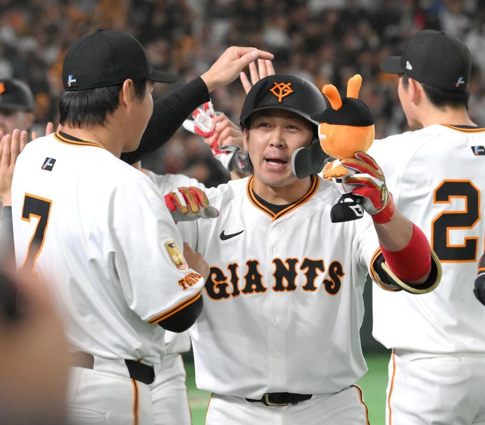 　２回、左越え３ランを放ち、ナインに迎えられる甲斐（撮影・伊藤笙子）