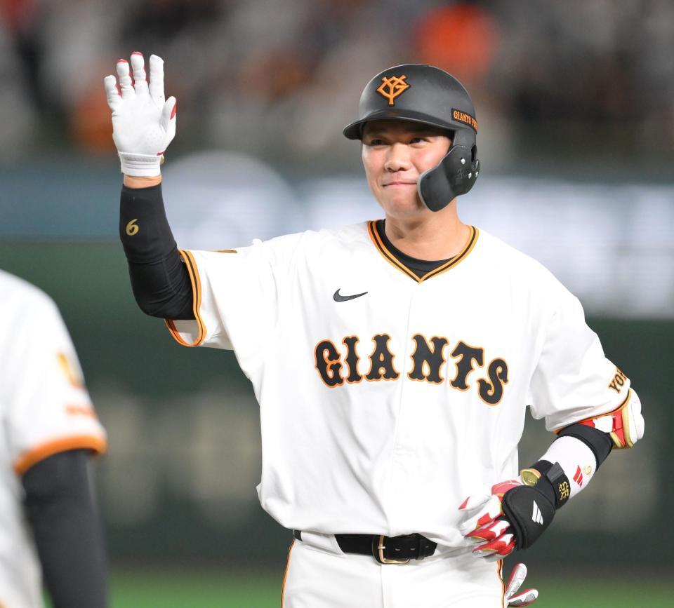 　８回、ライトへ適時打を放ち、塁上で笑顔を見せる坂本（撮影・伊藤笙子）