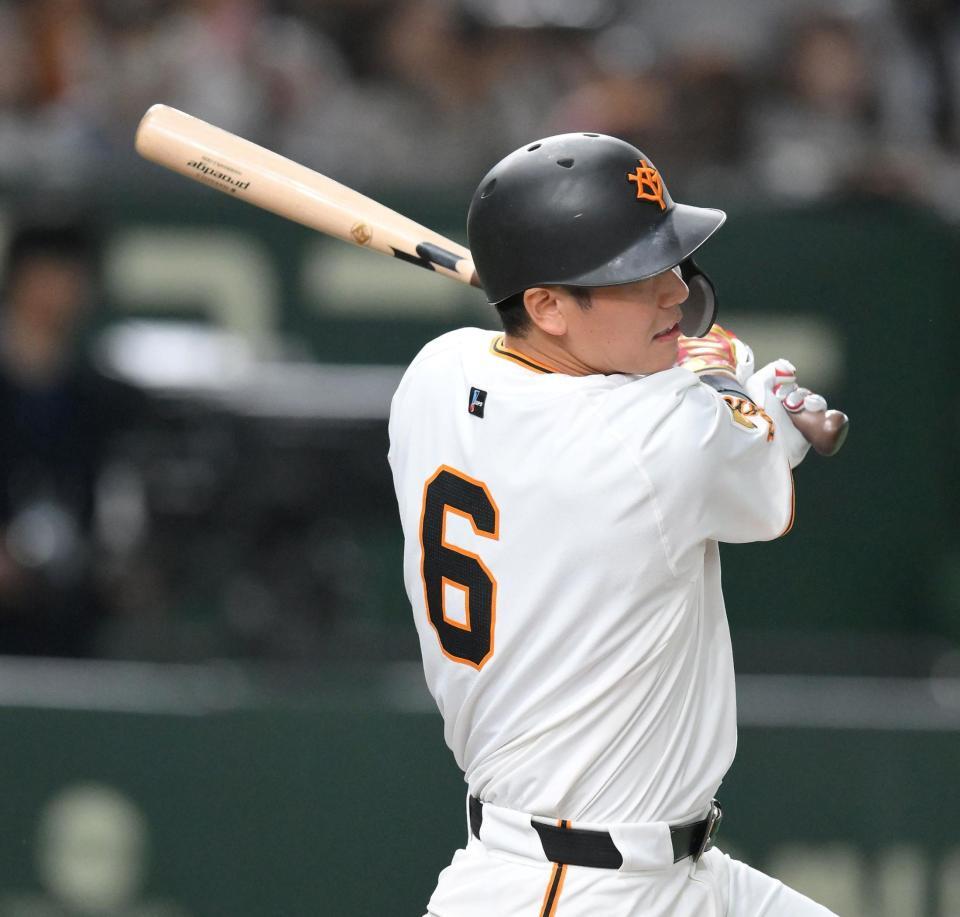 　８回、ライトへ適時打を放つ坂本（撮影・伊藤笙子）