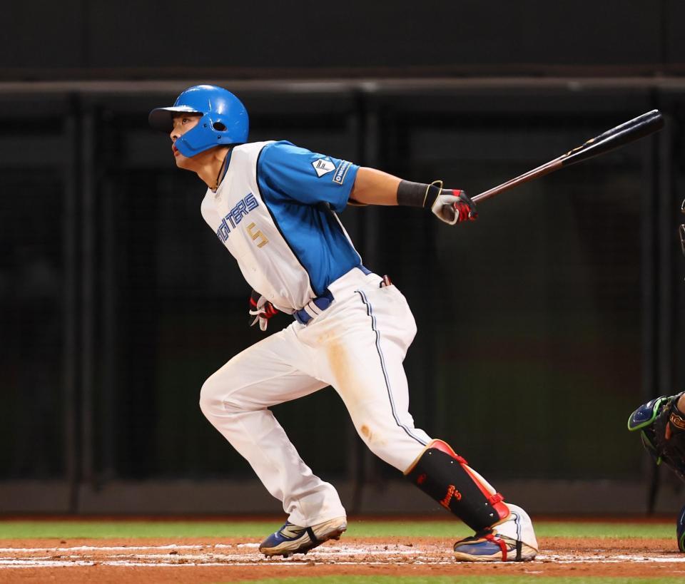 　６回、左前打を放つ野村（撮影・中島達哉）