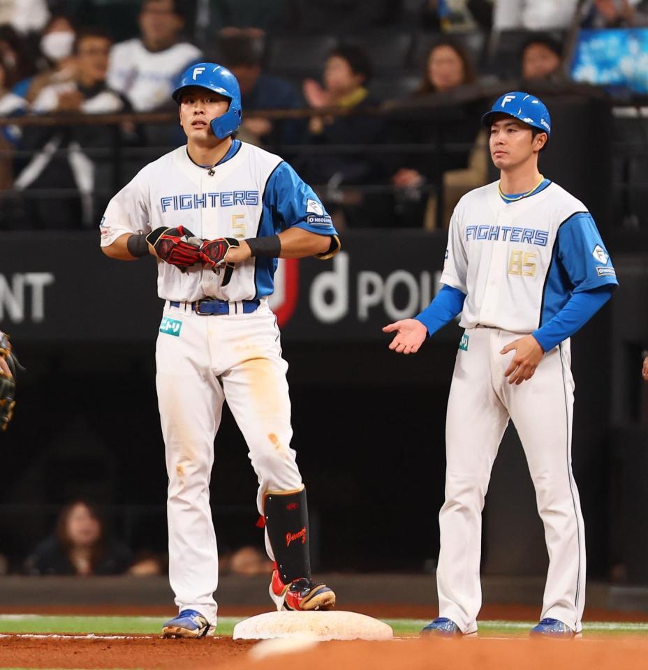 　６回、左前打を放った野村（左）＝撮影・中島達哉