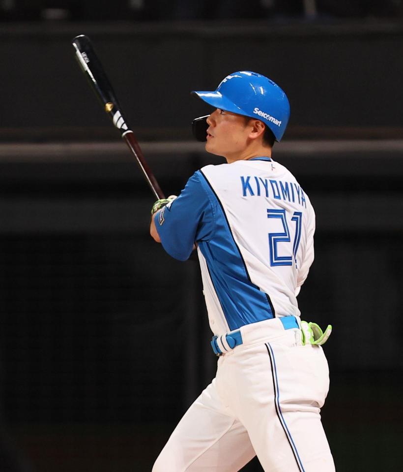 　６回、右越えにソロを放つ・清宮（撮影・中島達哉）