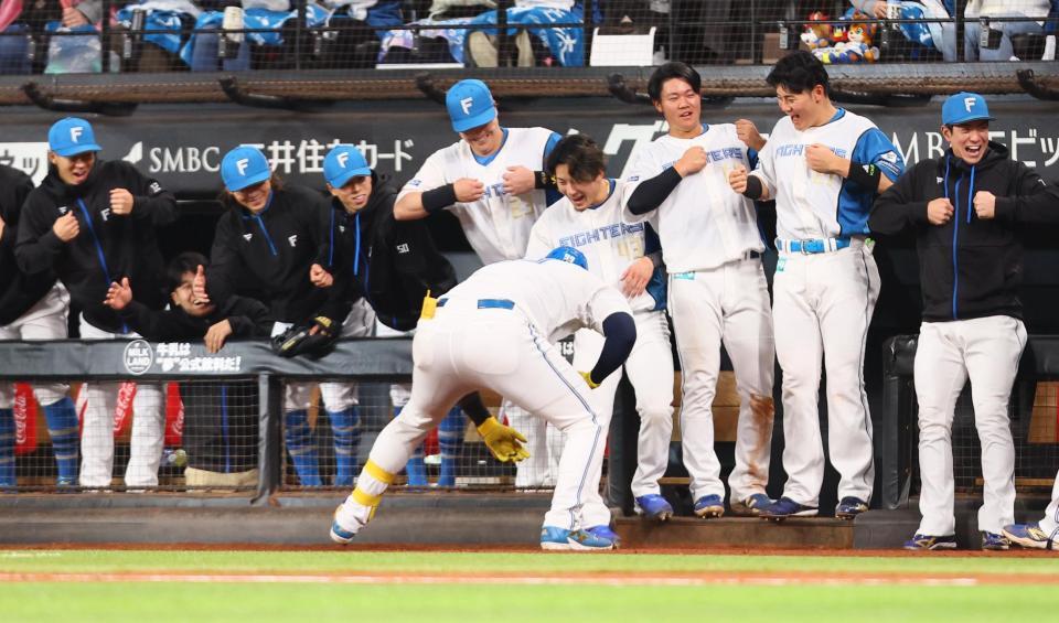 　１回、３ランを放ち、ポーズをとりながらナインに迎えられるレイエス（中央）＝撮影・中島達哉