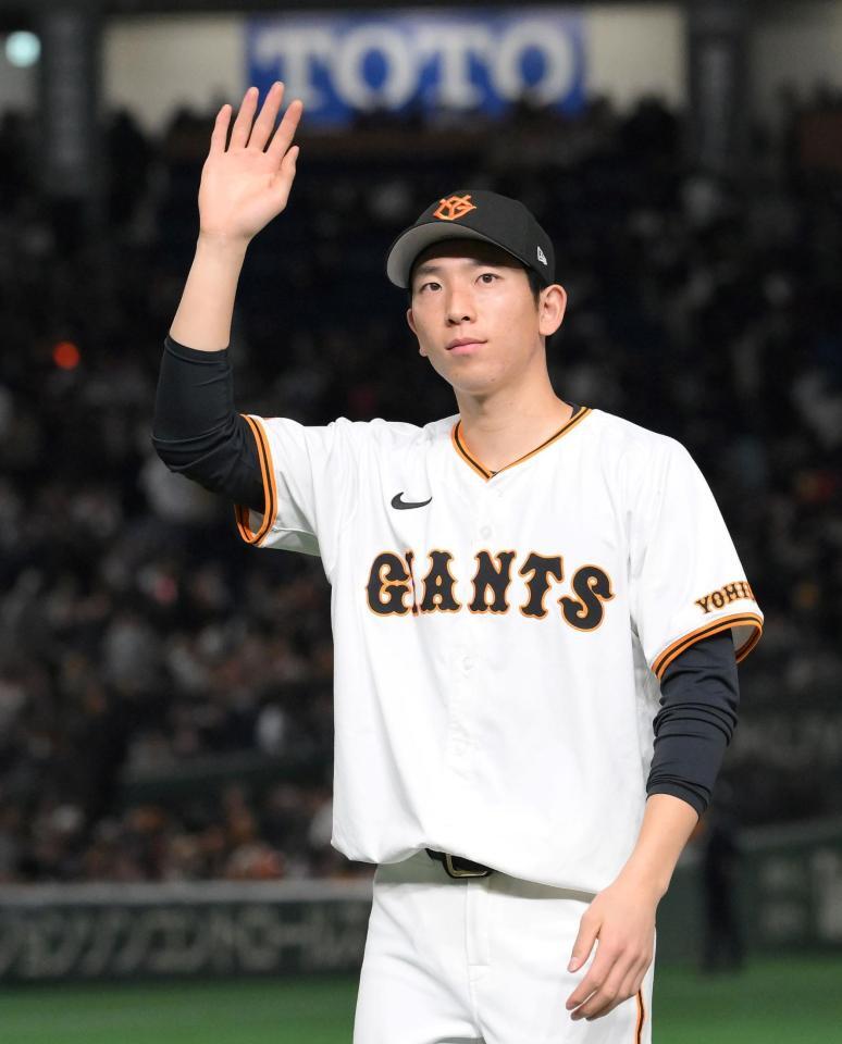 　３回無失点と好投し、試合後スタンドに応える戸郷（撮影・伊藤笙子）