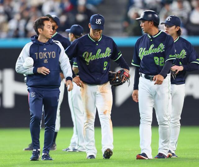 　６回、今川の打球を処理する際に転倒し、ベンチに下がる塩見（中央）＝撮影・中島達哉