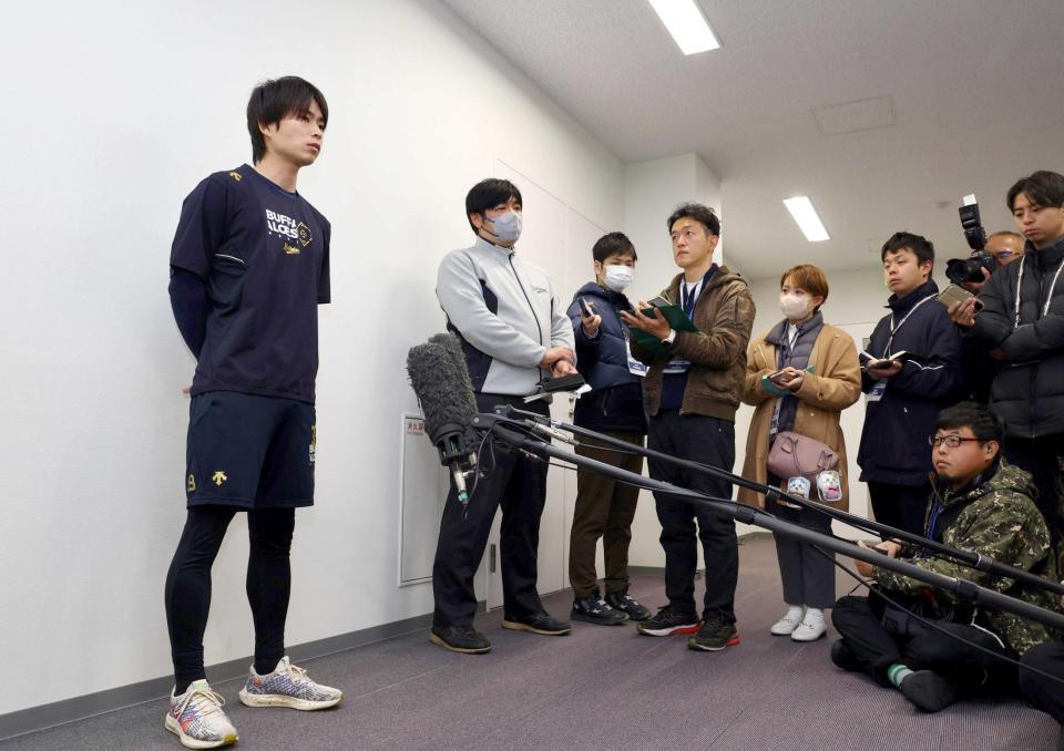 　練習前、取材に応じる山岡（撮影・山口登）