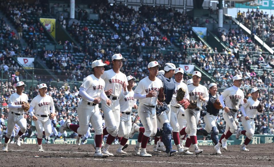 　高松商に勝利し、スタンドへ駆け出す早稲田実ナイン（撮影・西田忠信）
