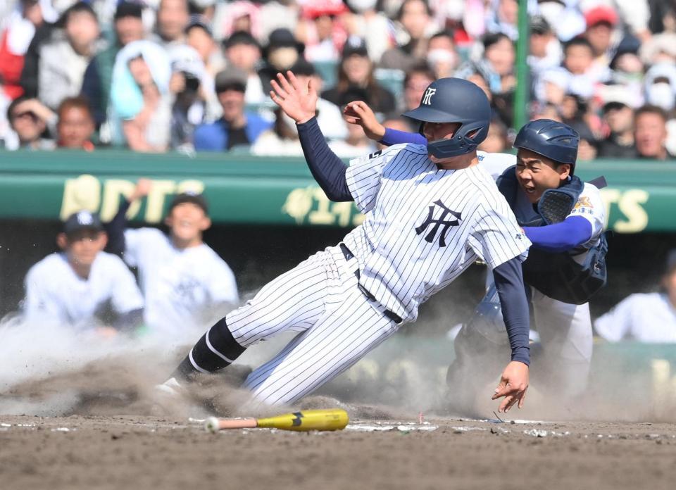 　１１回、常葉大菊川・青木統真の犠飛で生還する常葉大菊川・小川優人（撮影・西田忠信）