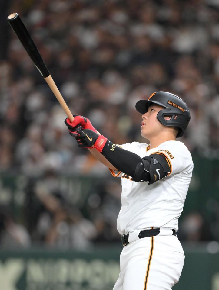 　１回、左越え先制３ランを放つ岡本（撮影・伊藤笙子）