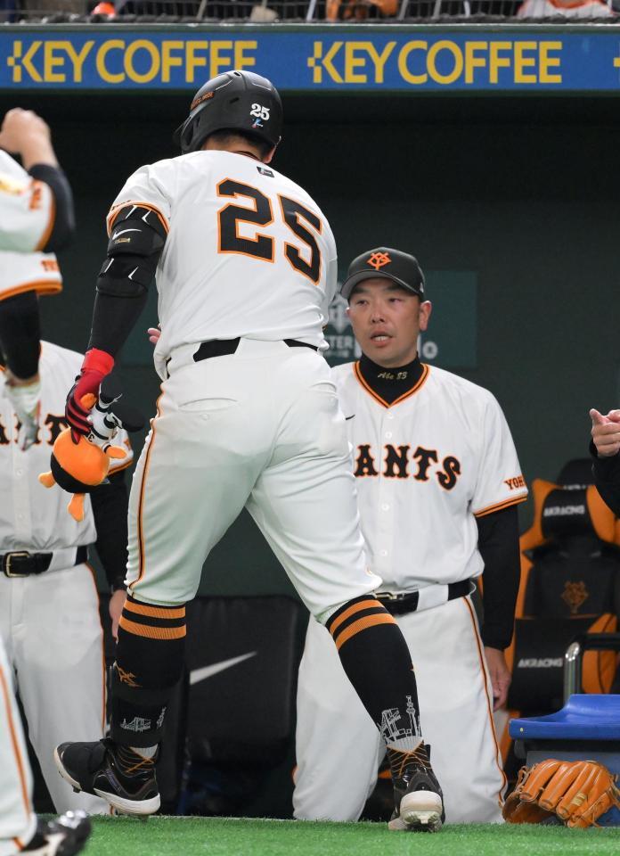 　１回、左越え先制３ランを放った岡本（手前）を迎える阿部監督（撮影・伊藤笙子）