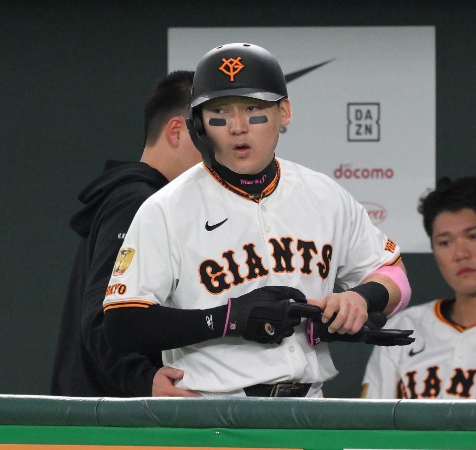 　６回、代走が送られベンチに退いた丸（撮影・伊藤笙子）