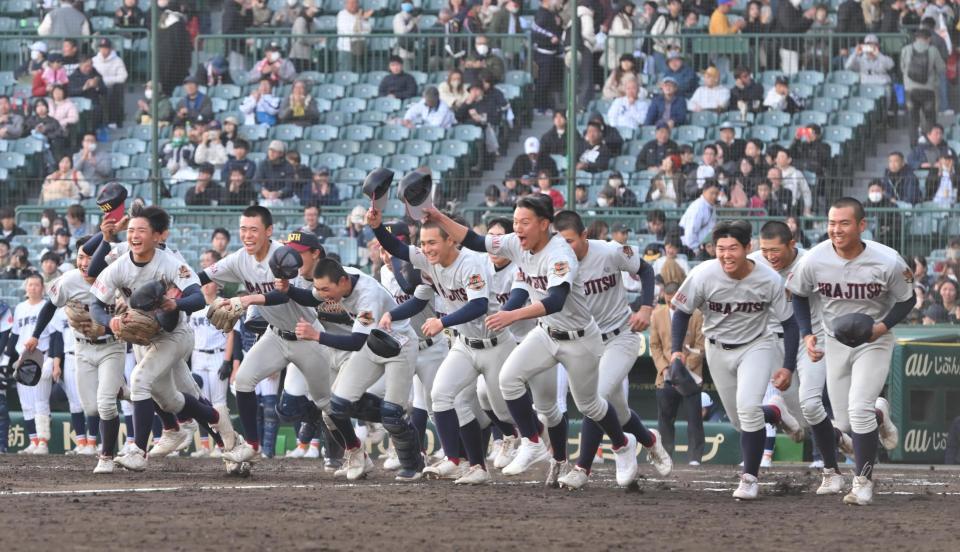 　滋賀学園二勝利し、喜びを爆発させ駆け出す浦和実ナイン（撮影・西田忠信）