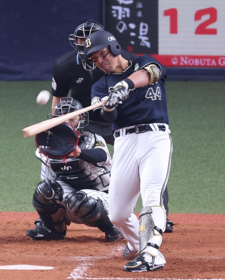 　４回、レフトへ勝ち越しソロを放つ頓宮（捕手は坂本）＝撮影・中田匡峻