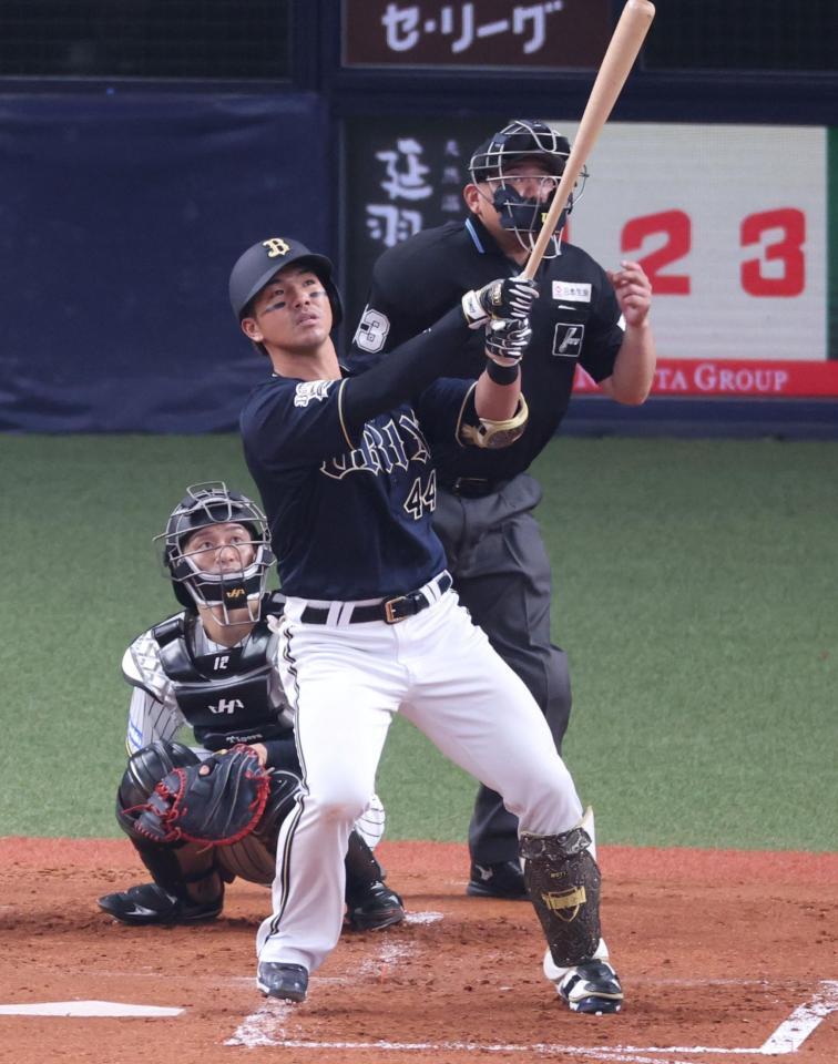 　４回、レフトへ勝ち越しソロを放つ頓宮（捕手は坂本）＝撮影・中田匡峻