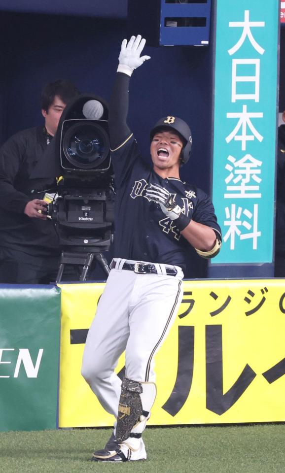 ４回オリックス１死、レフトへ勝ち越しソロを放ち、スタンドに向かってポーズを決めるオリックス・頓宮裕真＝京セラドーム大阪（撮影・中田匡峻）