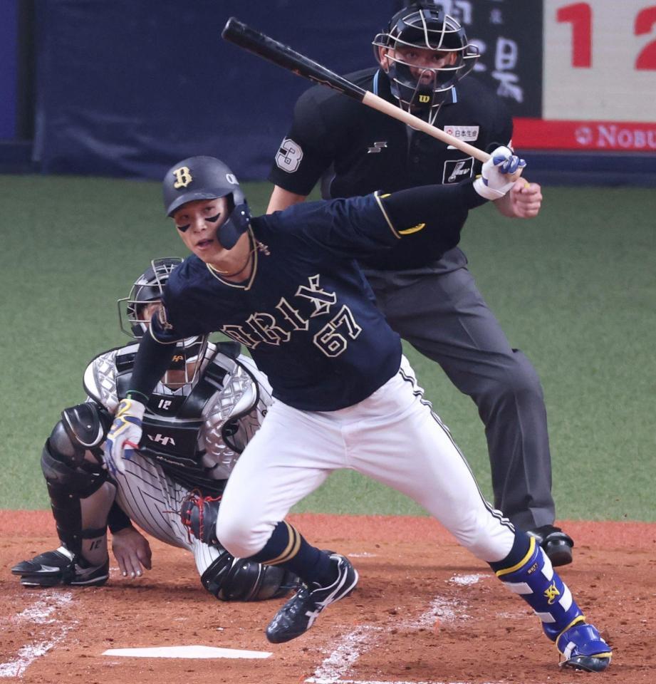 　３回、左前打を放つ中川（撮影・中田匡峻）