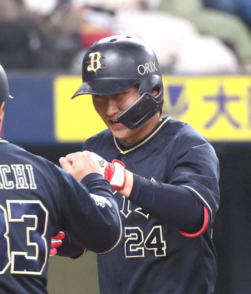 　１回、先制ソロを放った紅林（右）はタッチを交わす（撮影・北村雅宏）