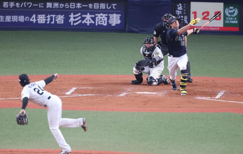 　８回、空振り三振に倒れる杉本（撮影・中田匡峻）