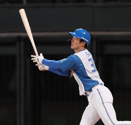 　８回、勝ち越し３ランを放つ石井（撮影・中島達哉）