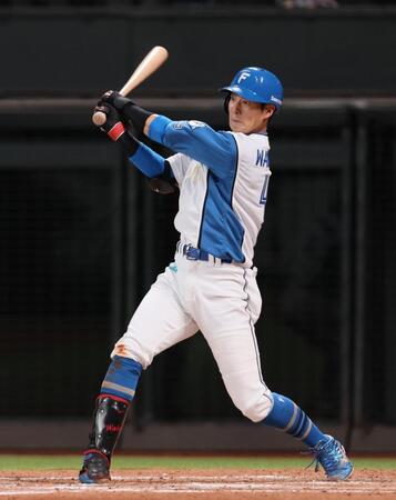 　８回、左前打を放つ若林（撮影・中島達哉）