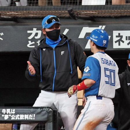 　８回、矢沢の同点打で生還した五十幡（右）を迎える新庄監督（撮影・中島達哉）