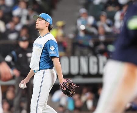 　６回、長岡（右）に同点ソロを浴びる伊藤（撮影・中島達哉）