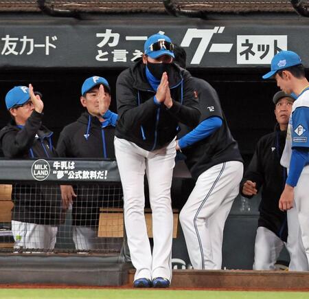 　試合終了後、ヤクルトベンチに向かって長岡の死球を謝る新庄監督（中央）＝撮影・中島達哉